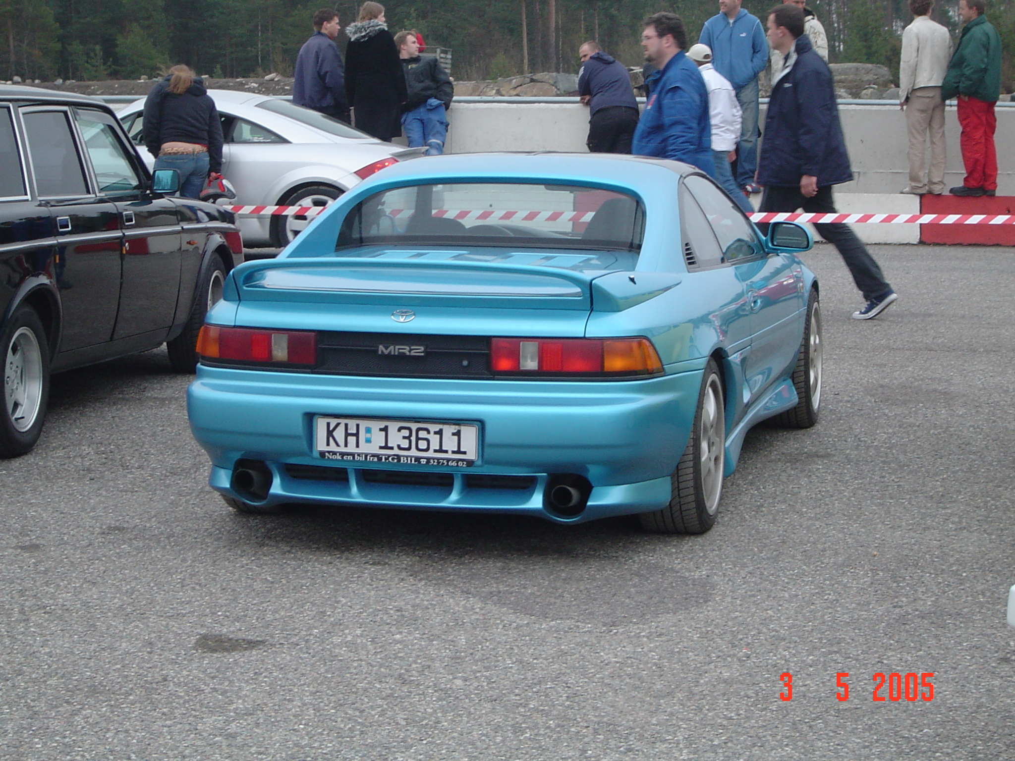 Rompa til Neemi - altså, rompa til bilen til Neemi, ikke den dobbelt-dekkeren opp til venstre i bildet... :)