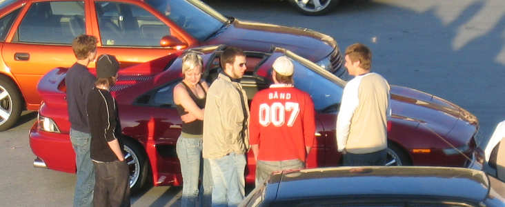 Noen skuelystne folk på biltreff..