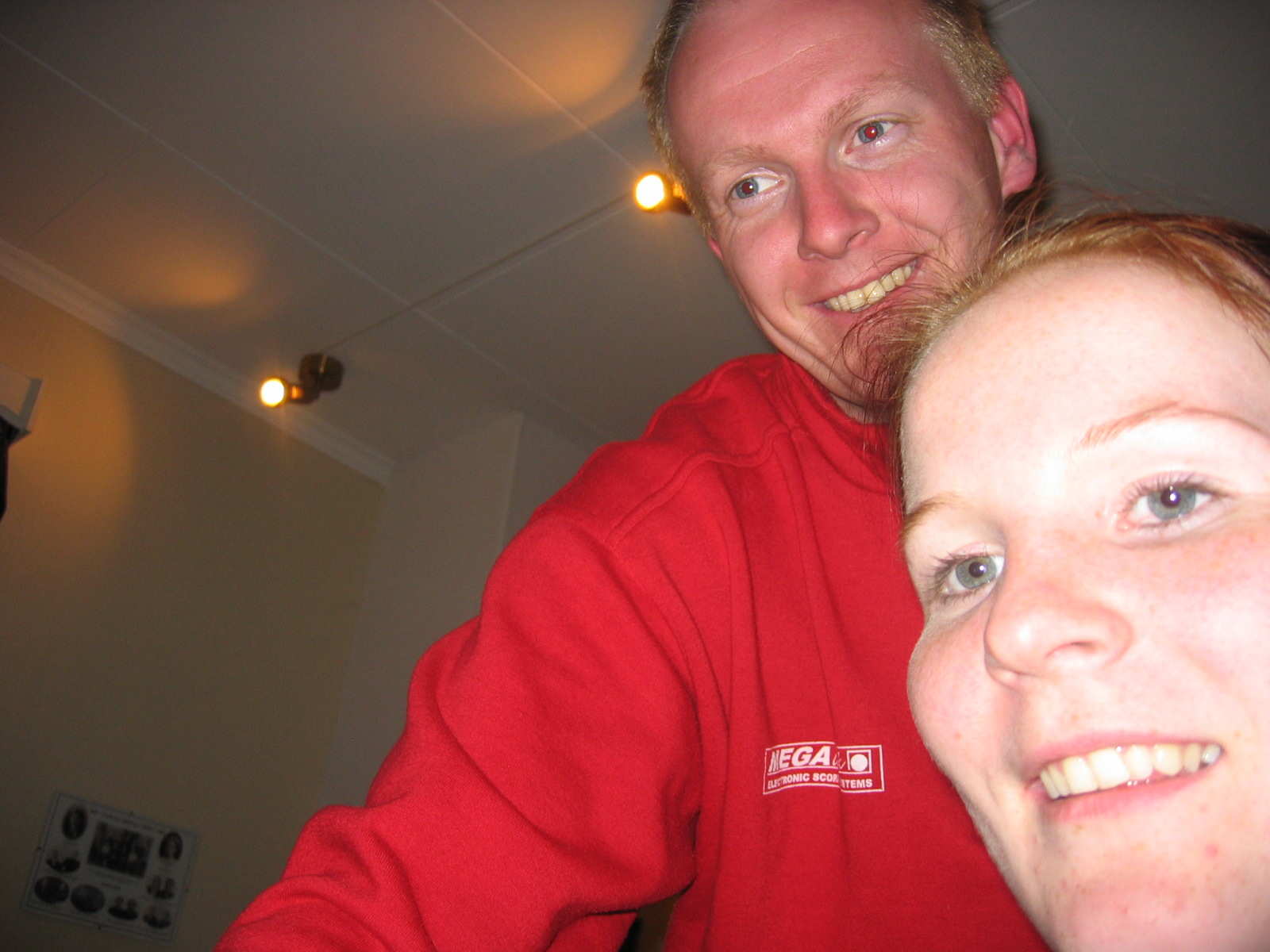 Undertegnede og Neemi beundrer flotte bilder fra treffet! :)