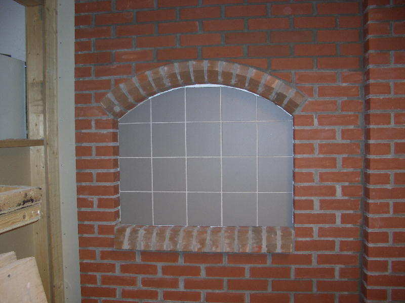 Muren med bue og fliser:D