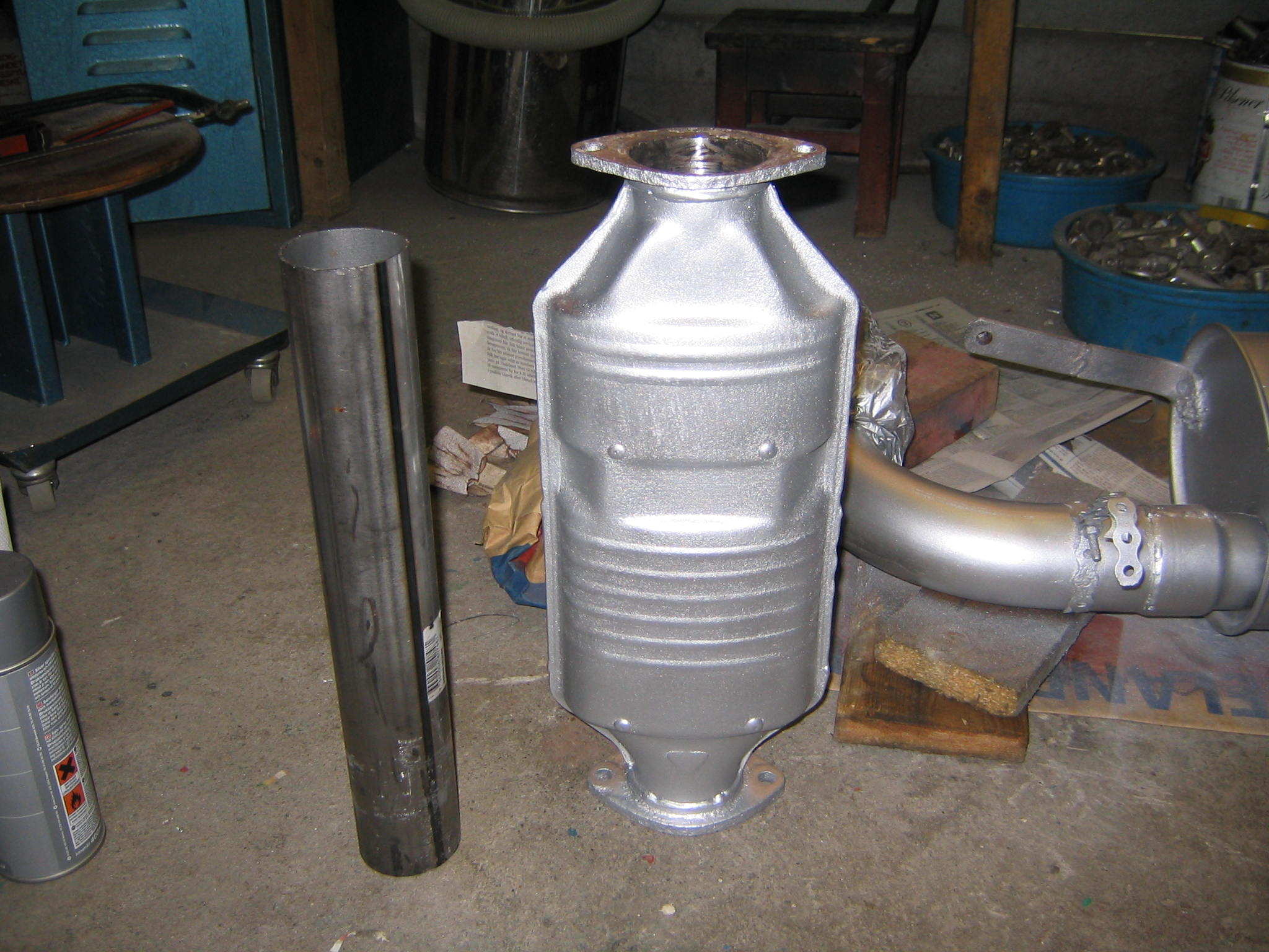 legg merke til røret som skal sveises inn i katalysatoren :)