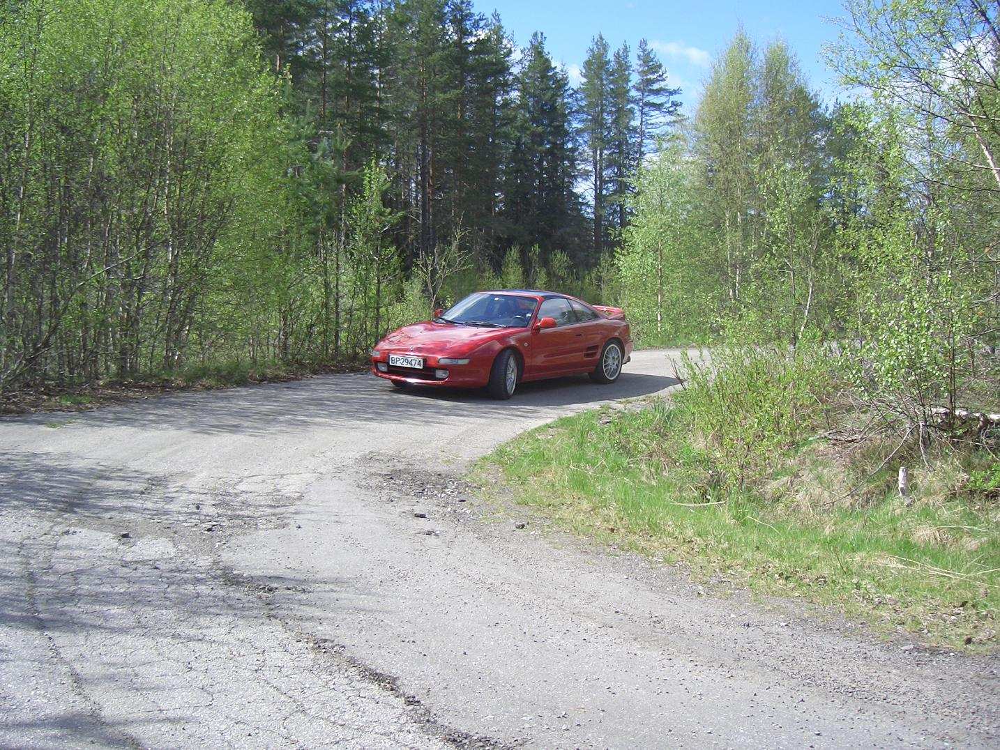 Framifrån rundt hjørnet