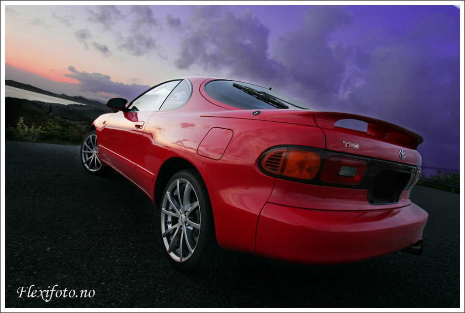 Min celica ved sjøen og sunset bakenifra