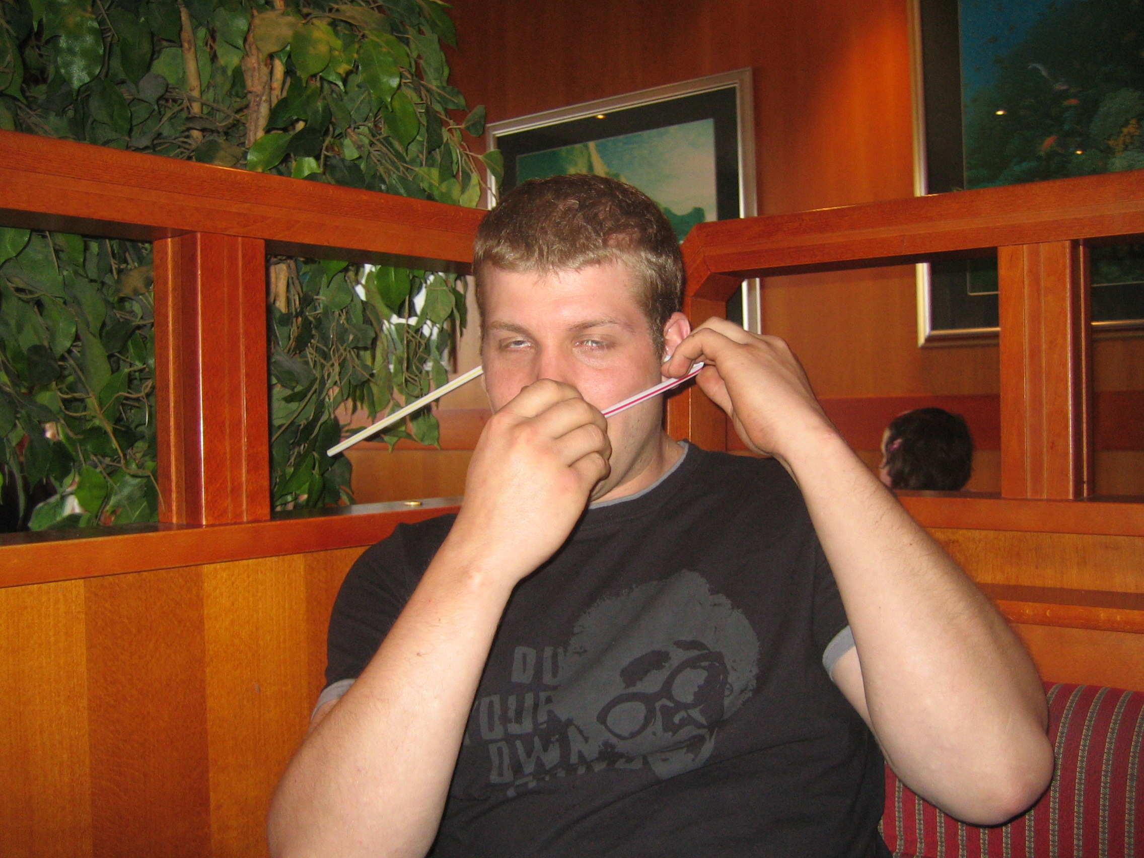 GT4 CS forsøker å finne ut om det lar seg gjøre å blåse seg selv i øret.. ;)