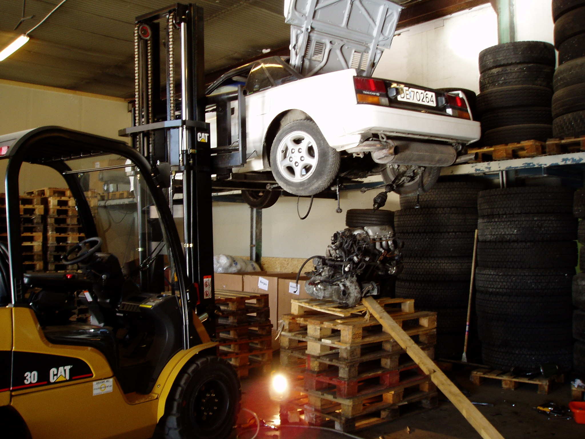 Motoren ute for å bytte gear og clutch.