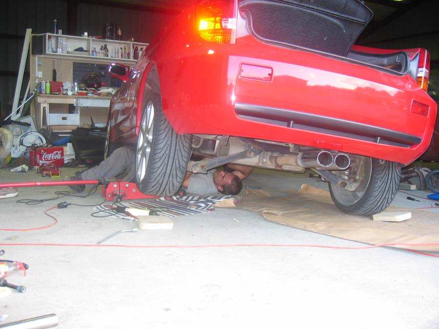 Vi leter etter stramme-mekanismen... Knoter fælt med å fjerne varmeskjold på oversiden av eksosanlegget. Men nei, der var det ikke noe stramming...