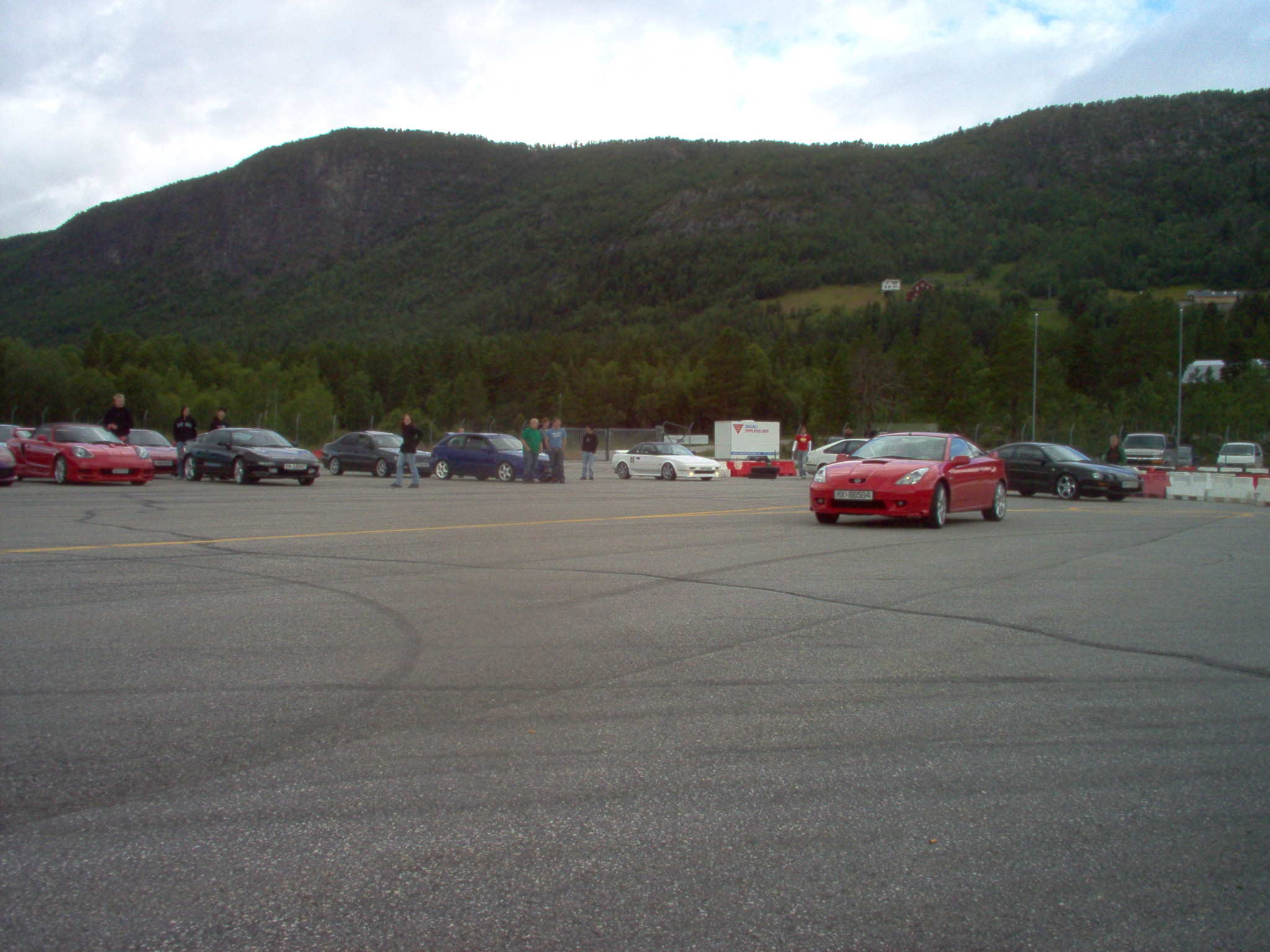 senere på dagen,litt flere biler har kommet.