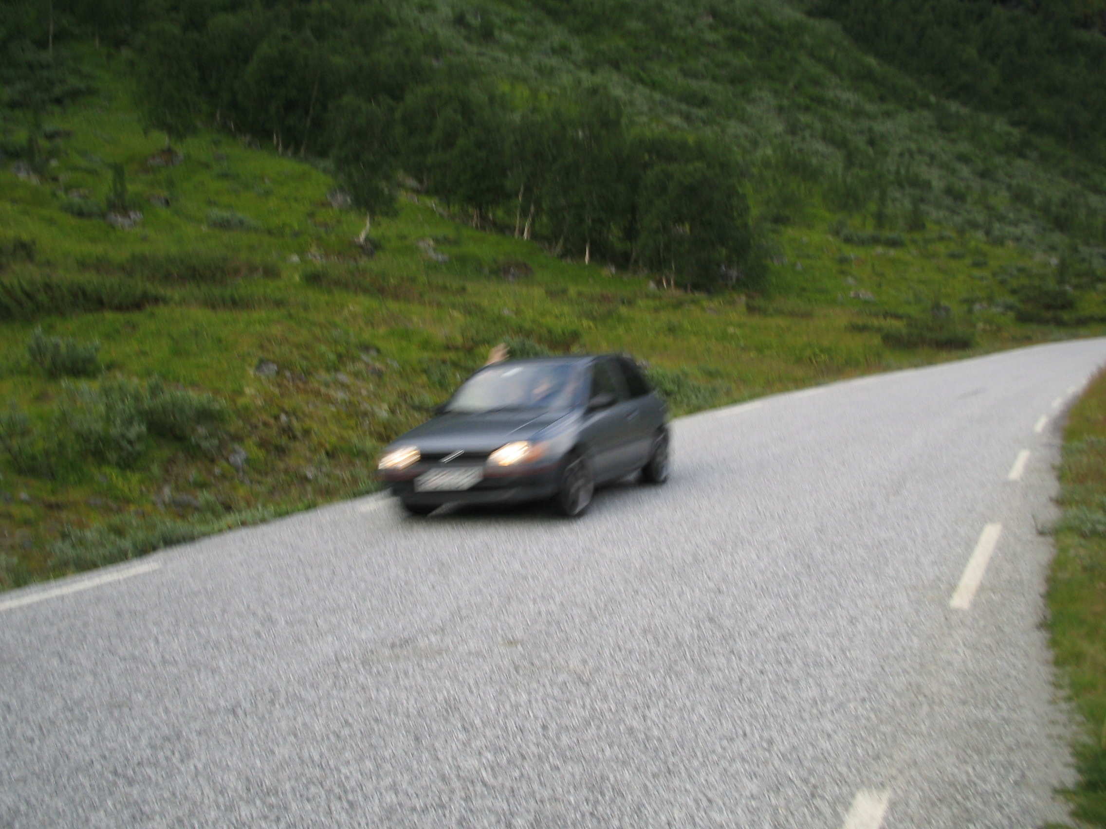 Legg merke til at Starlet'en kjørte SÅ fort at kamera ikke klarte fokusere!!!