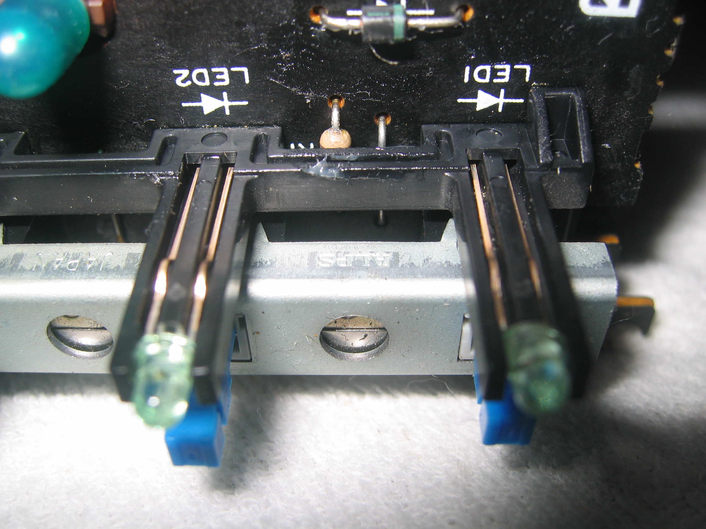 Slik går led'ene ned i kretskortet og blir loddet på baksiden. Derfor må det klipping og lodding til