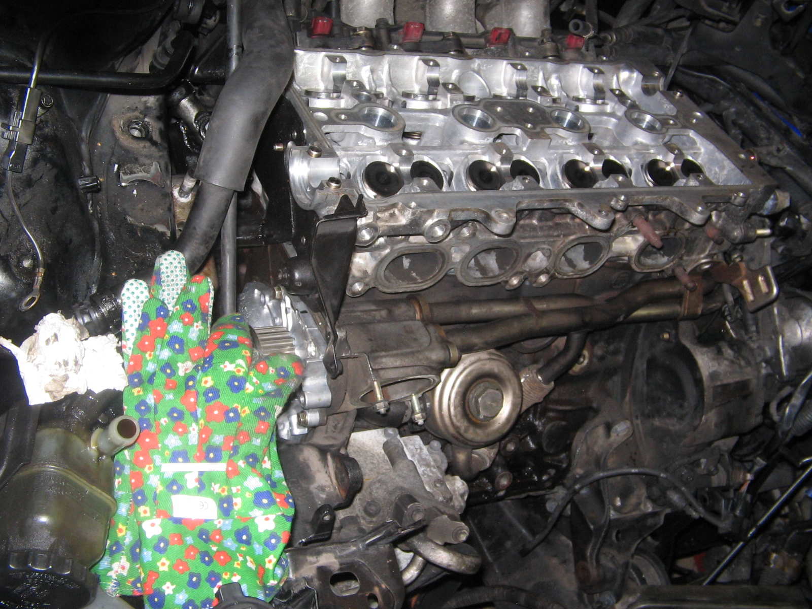 Legg merke til de porno hanskene eg brukte til og skrU med... =P