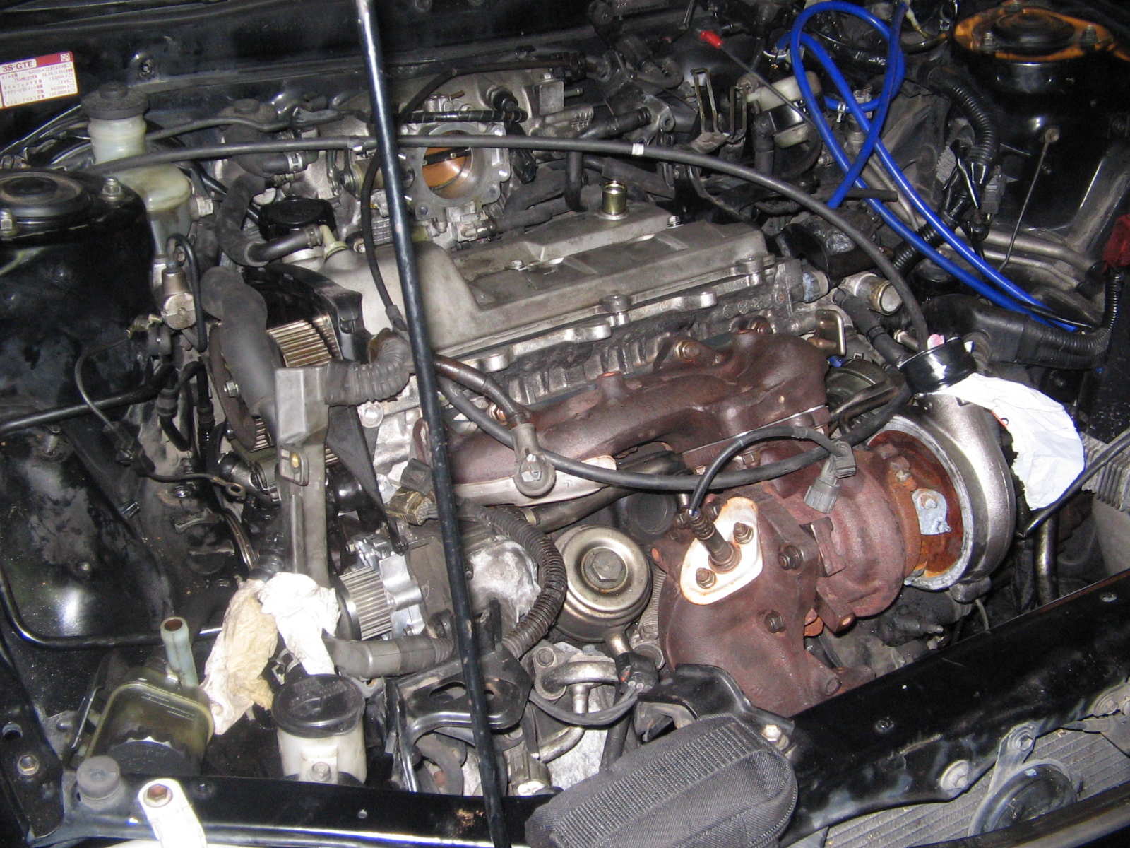 Katta, turboen og eksosmanifoilen kommet på...
<br />Toppdekslet ligger bare løst siden de på toyota kanskje vil se der når dem setter på reg.reima...