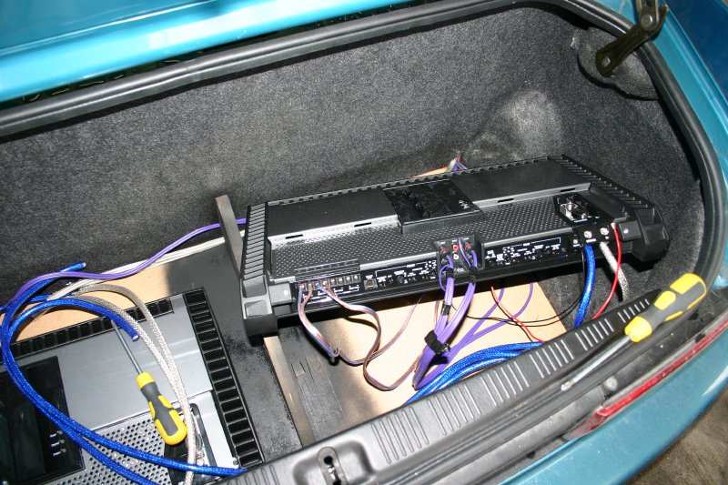 Forsterkerne kobles til