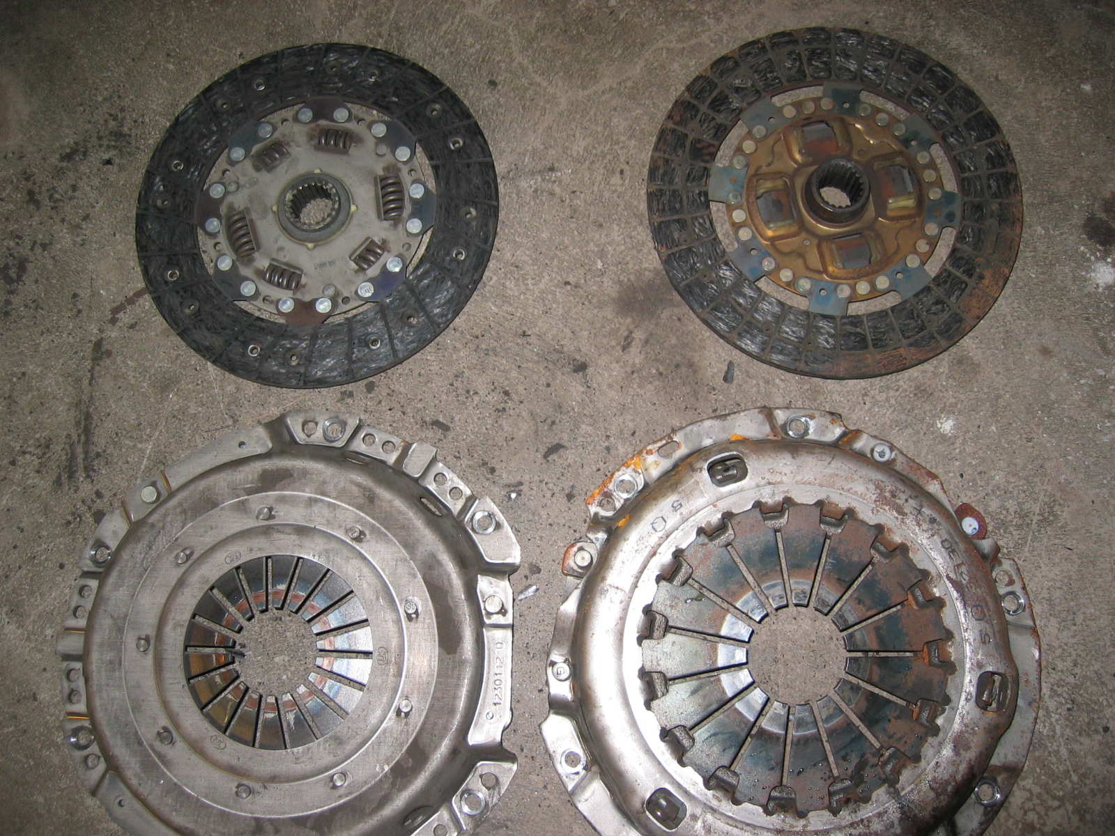 Ser dere forskjellen? Original til høyre og det jeg hadde på bilen til venstre.