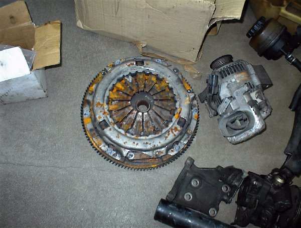 Dette er et TRD svinghjul og TRD zinter (er det slik det skrives?) clutch, må plukke det fra hverandre og se hva jeg kan få gjort med det.
<br />Lagret kaldt på betonggulv :(
<br />Påståes å ha gått 20mil...
