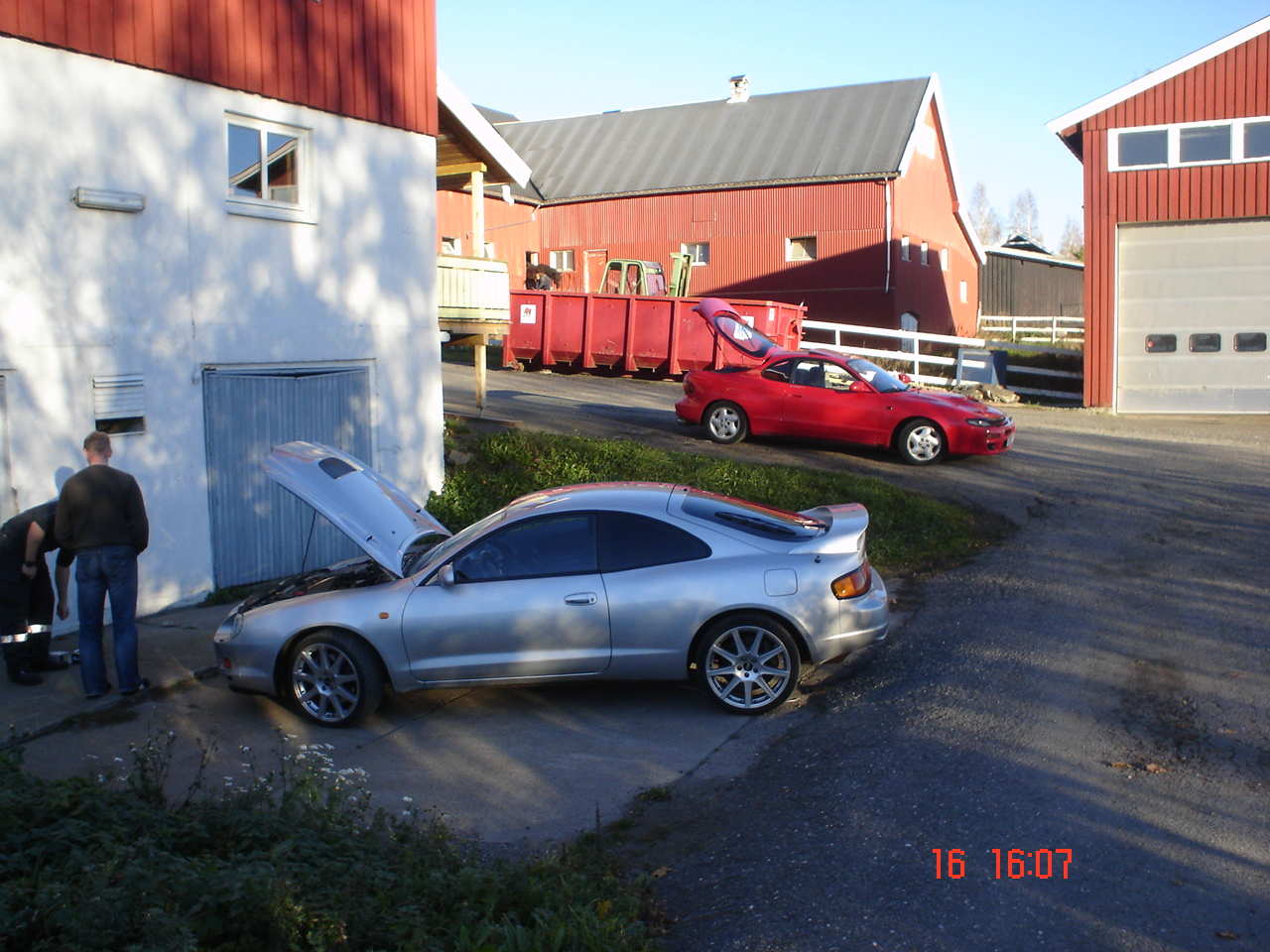 Utafor verkstedet til GT4 CS