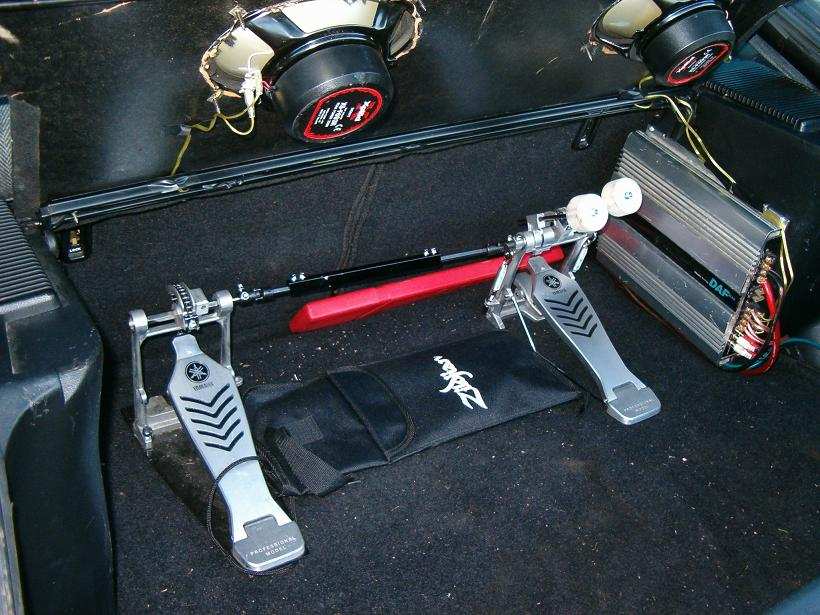 Ikke alle som har DOBBEL BASS pedal baki bilen. hehe