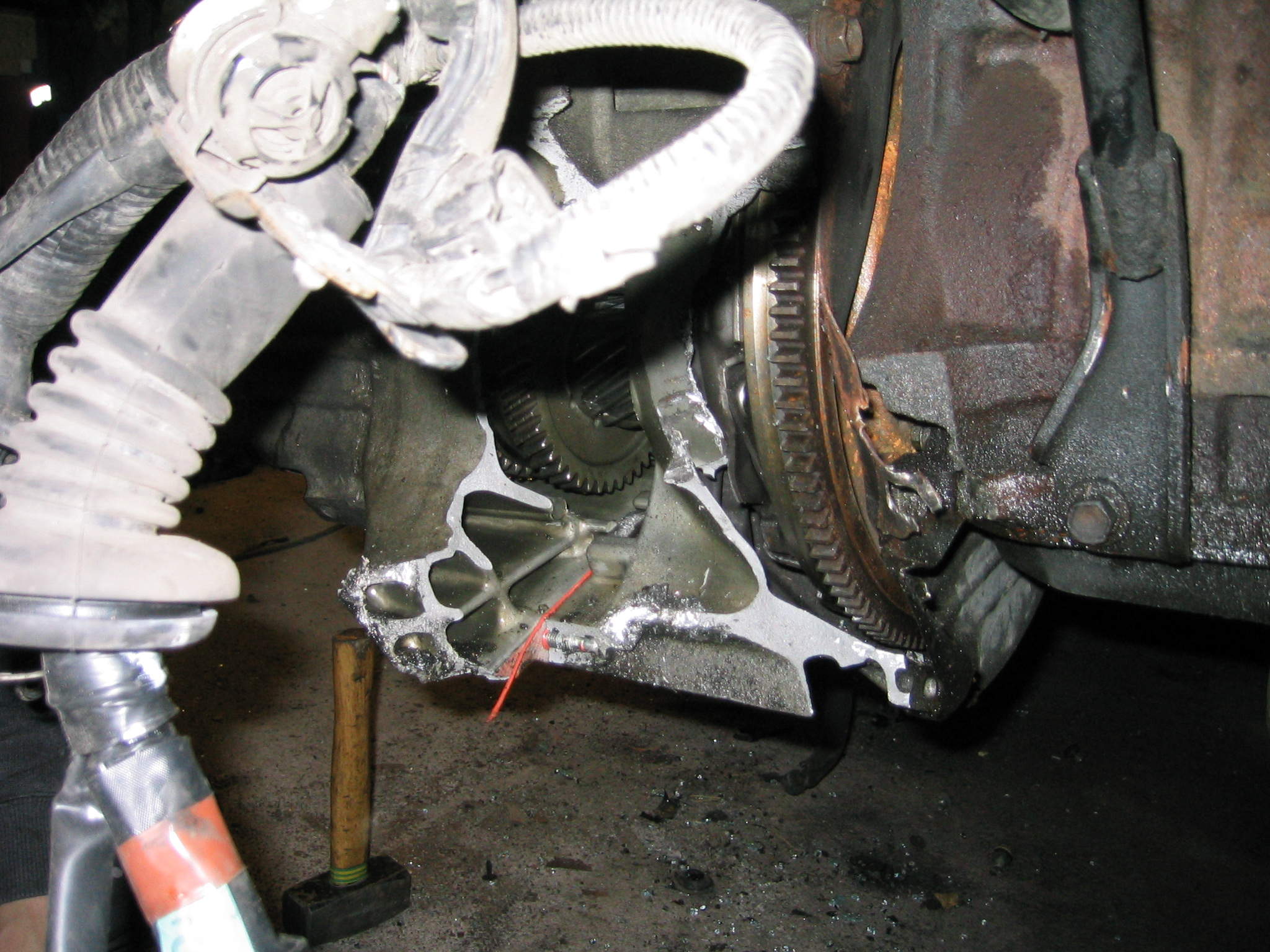 Knust motorblokk og girkasse.