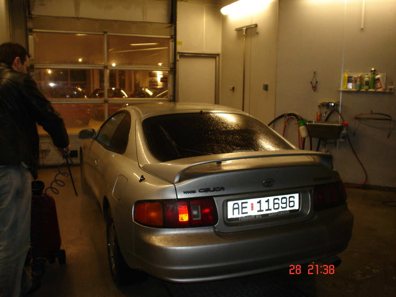 Det første vi gjorde var å vaske bilen(Lars vaska eg såg på og tok bilder)