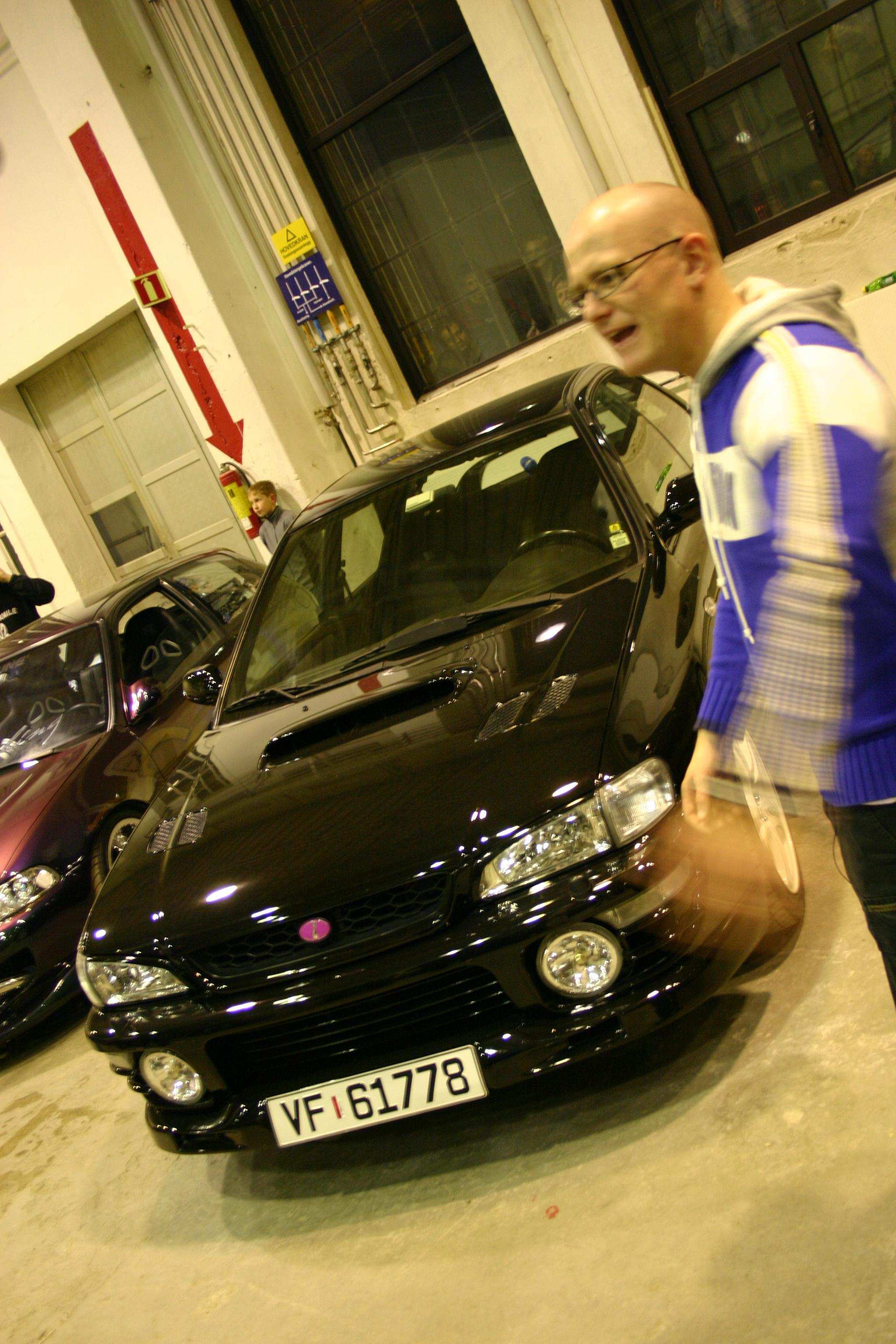 Klarte jo ikke å stå rolig  han vettu når han fikk se Kurtis sin FETE Impreza RS ;)