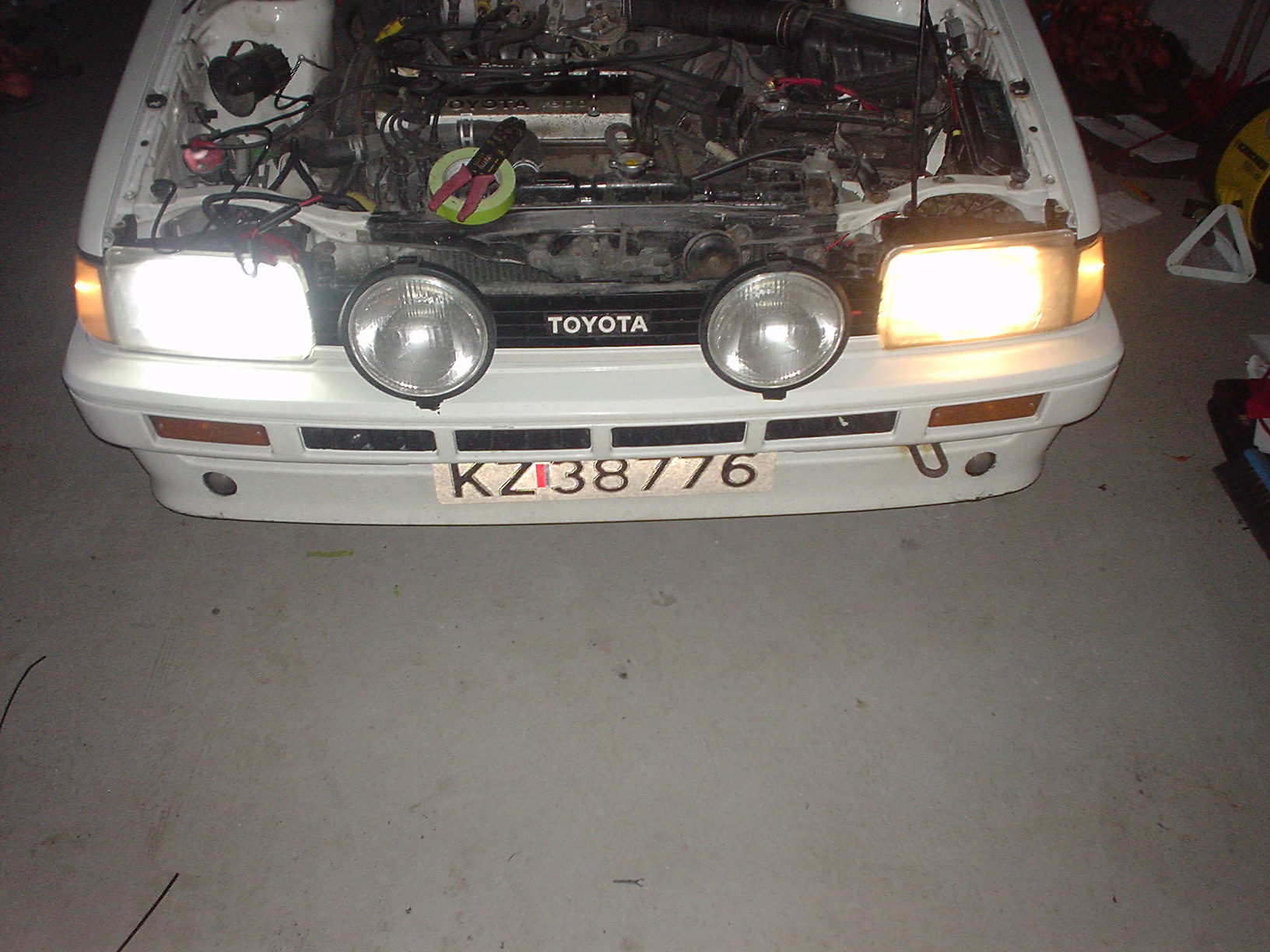 Et xenon og et vanlig lys.