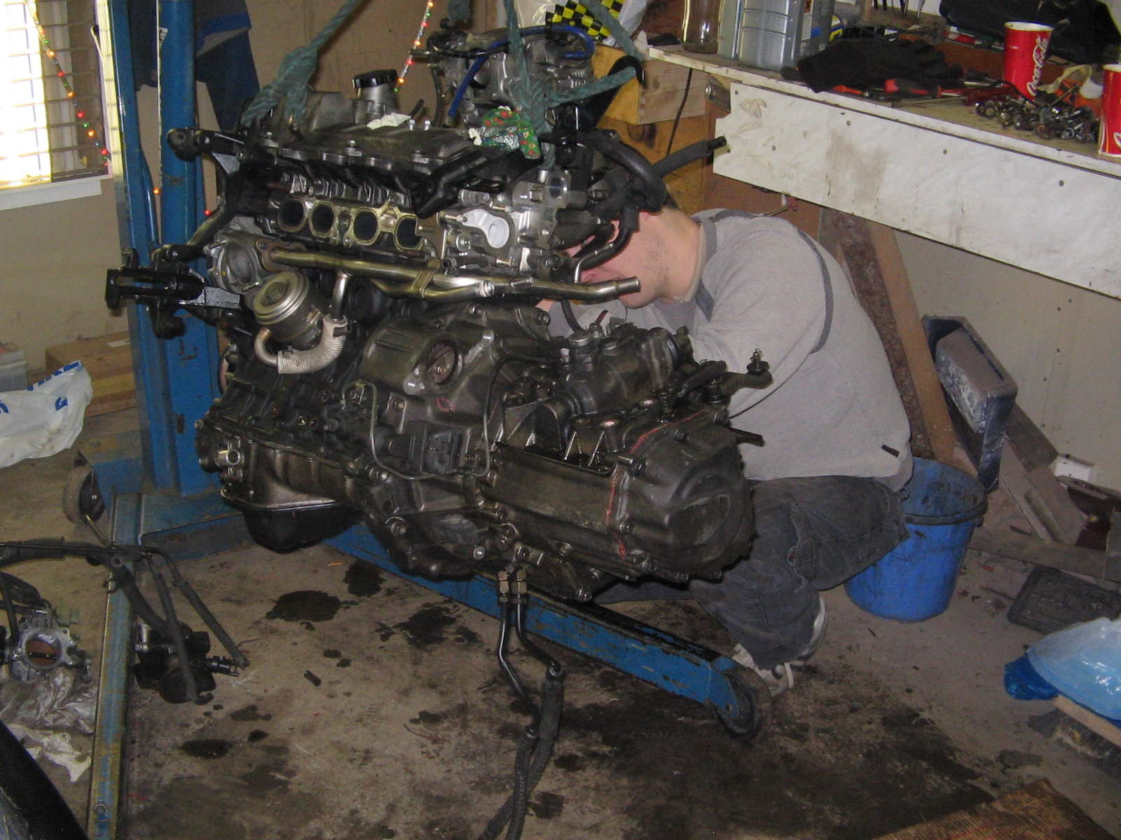 Her er motoren nesten klar for å settes ned i bilen. Mangler bare noen støttebranketter mellom fordelingskassa og blokka. Resten skal jeg ta når motoren er nedi pga. jeg vet ikke hvor lenge jeg får låne elefanten jeg har...