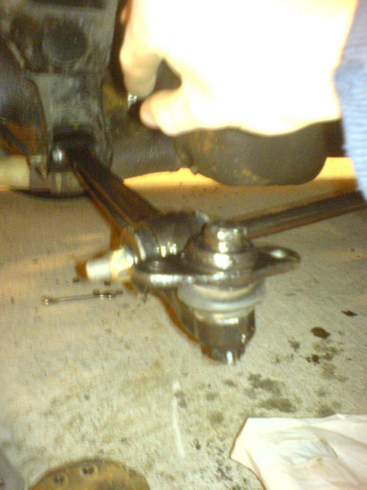 Bærearmen har blitt glassblåst,behandlet og fått nye foringer.Det er også nye bolter og muttrer på armen. I bakgrunnen kan en skimte den nye festeplata til bærearmene.