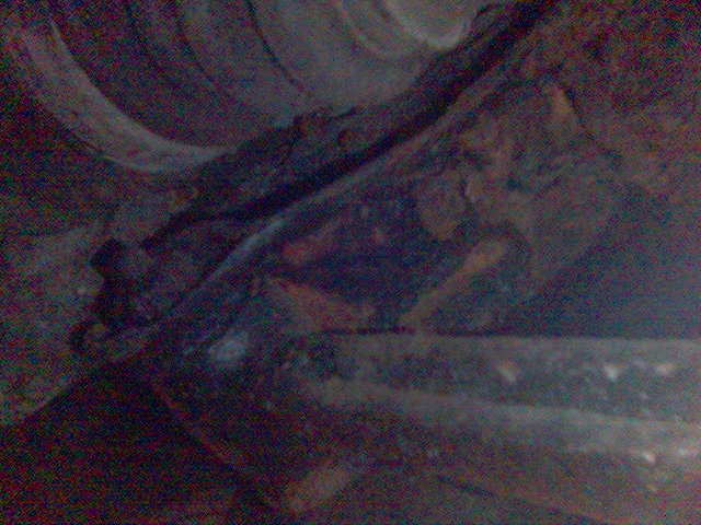 Den gamle festeplata til bærearmene var gjennomrustet! Kjøpte ny i april 2005 og monterte de. Sjekk bærearmen!