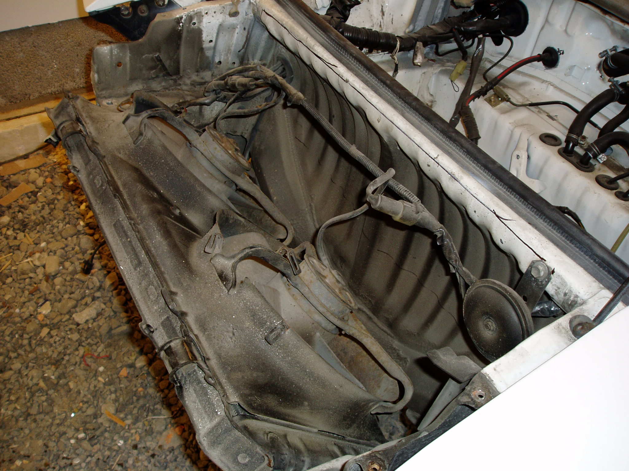 Radiatoren blir tippet fremover for å få utløpet over rammen bak..