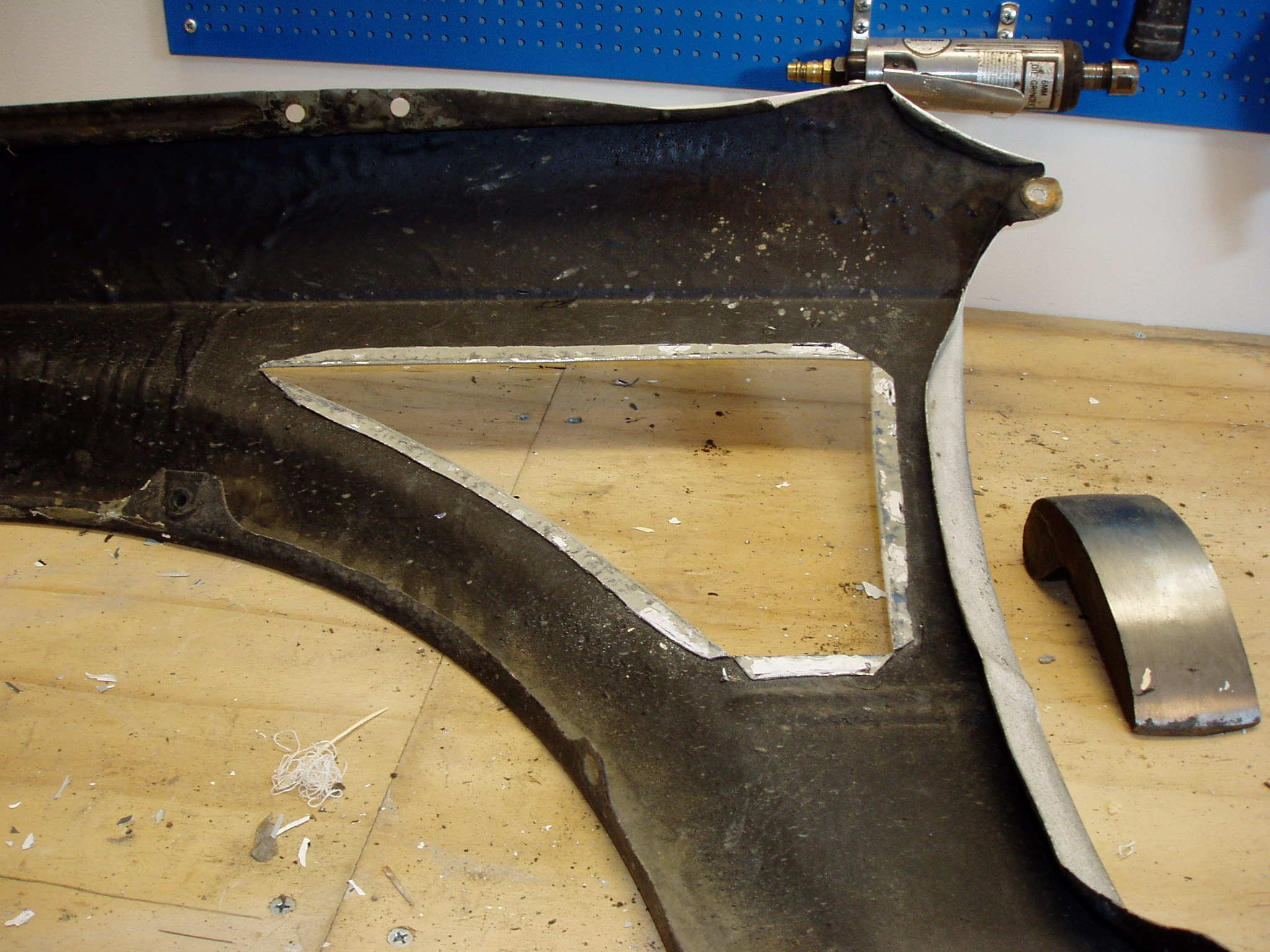 Hull tatt og knekkt en leppe 180grader for å få litt bedre hold rundt hullet