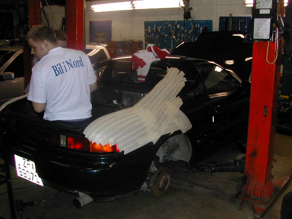 meg og bilen og litt maskeringsteip.JPG