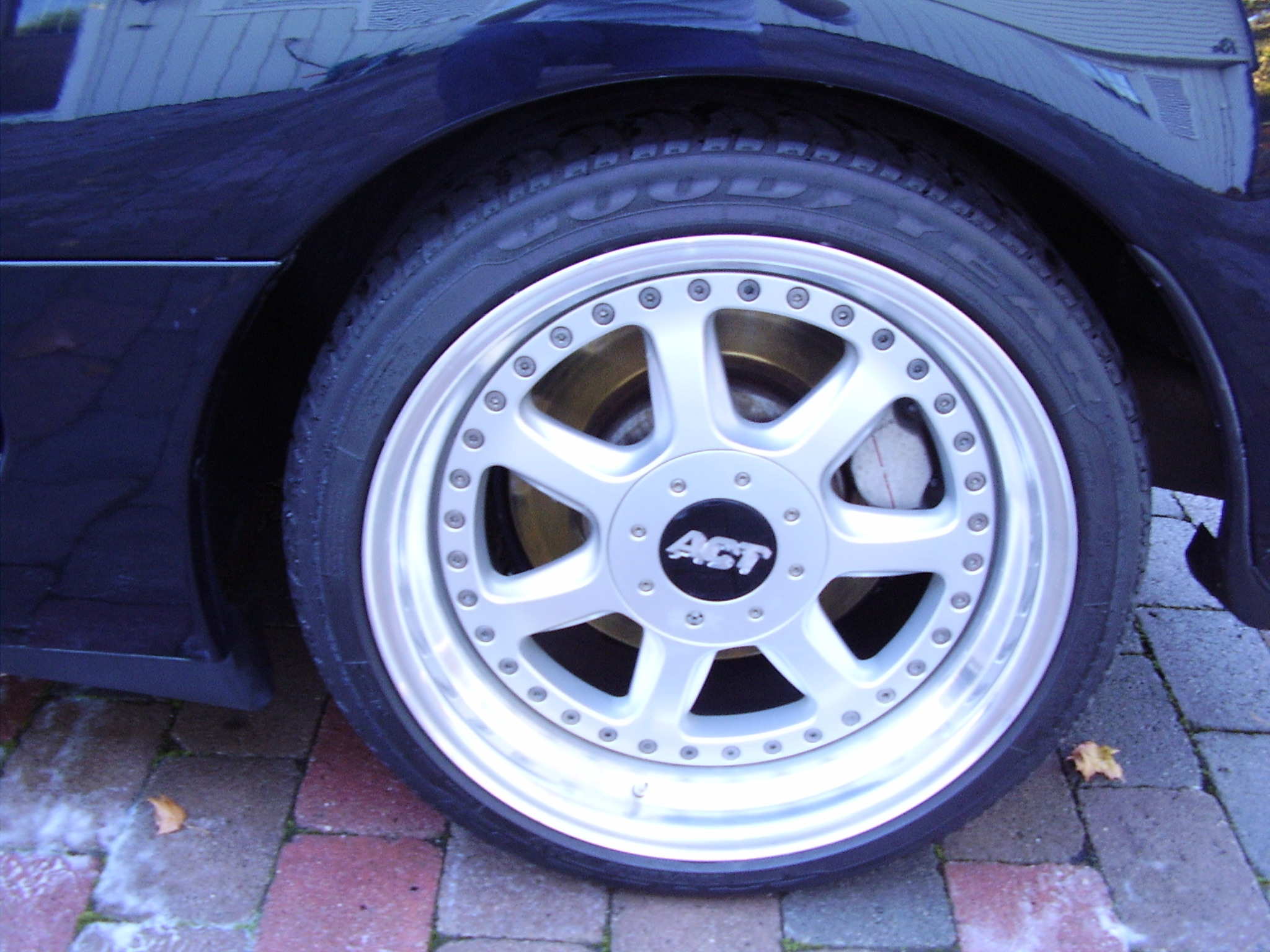 Felgene som fulgte med bilen. Kjøpe? 2 delte felger.