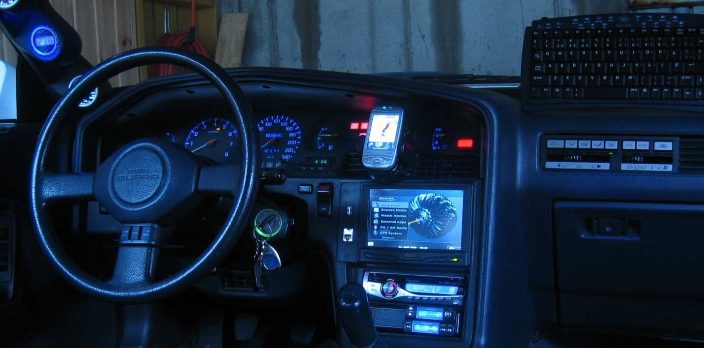 Bilen innvendig. Klimanleggkontrollen er flyttet over hanskerrom. Tastatur er trådløst