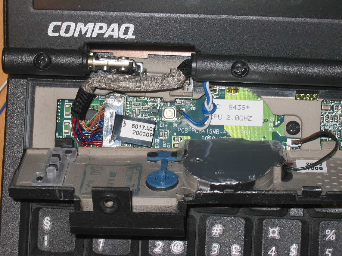 Loddet inn blå og hvit ledning for å slå av og på PC fra lyktespylerbryter