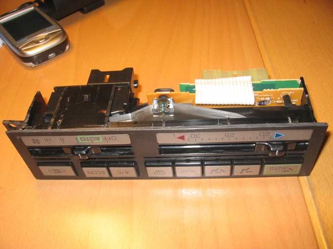 Slanking av klimakontroll for ¨å få den ca 6 mm slankere. All unødig plast fjernet