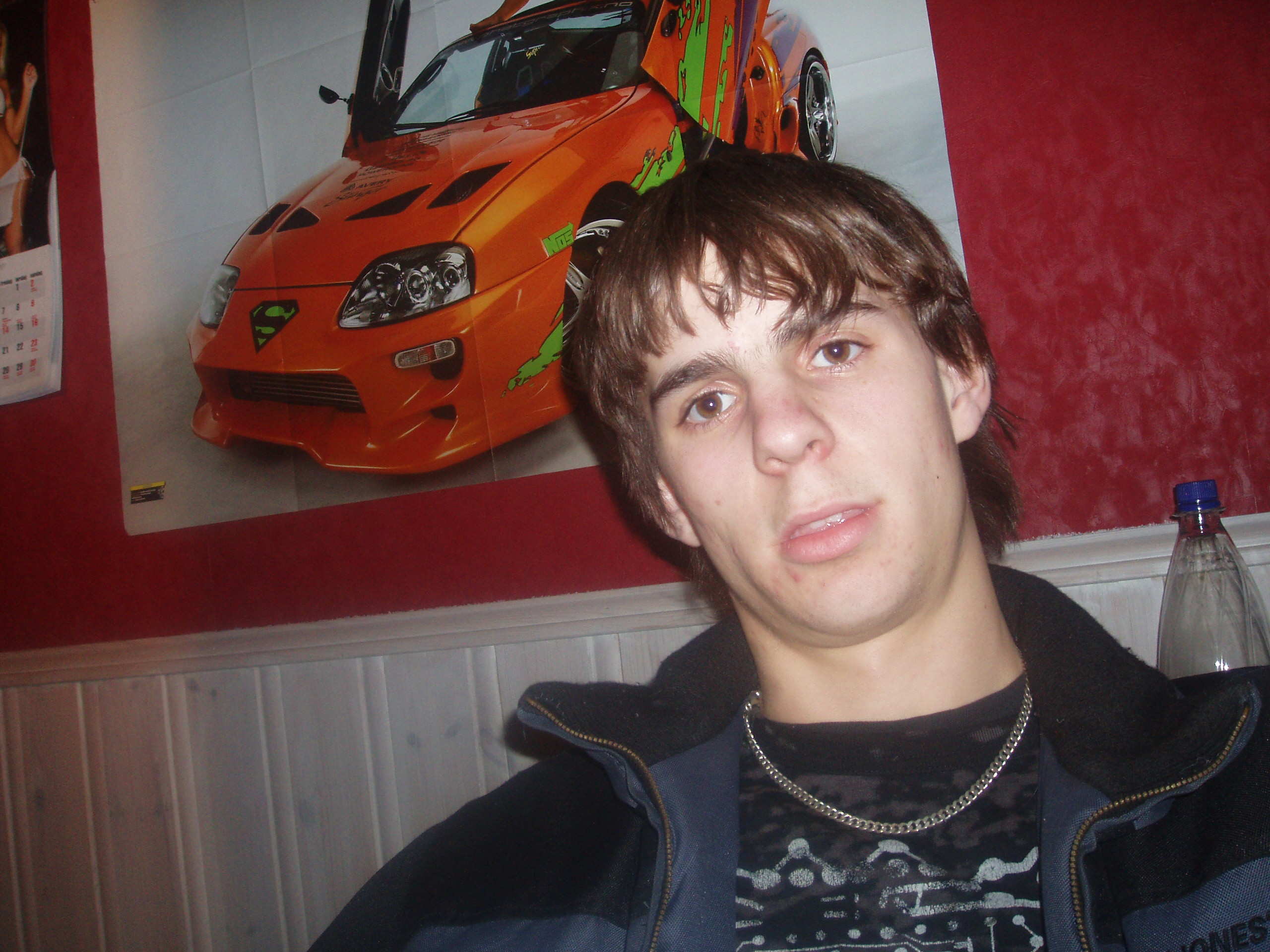 her er en kompis som hjelper meg mye med bilen, han sitter forran plakaten av GROM bilen til vaa, som henger på rummet