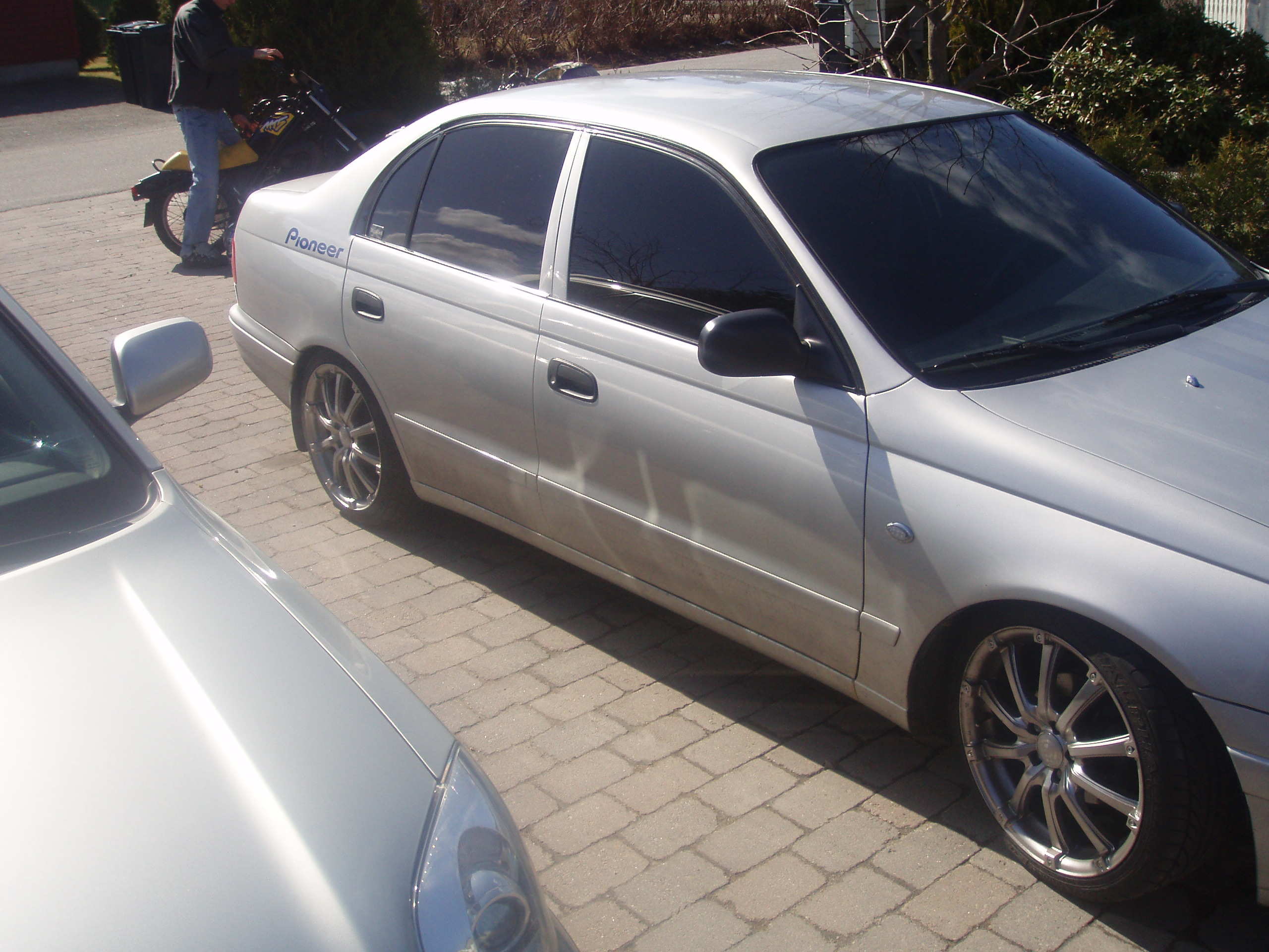 slenger med et bilde av gamlebilen oxo