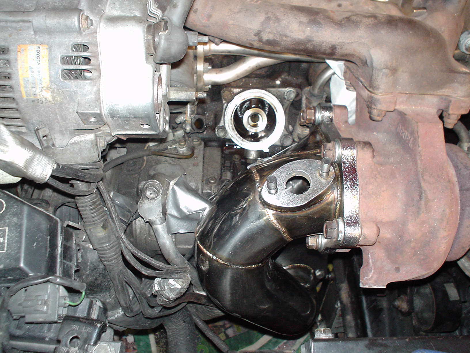 Fra montering av downpipe, etter jeg fjernet oljekjøler ble det fin plass og skru