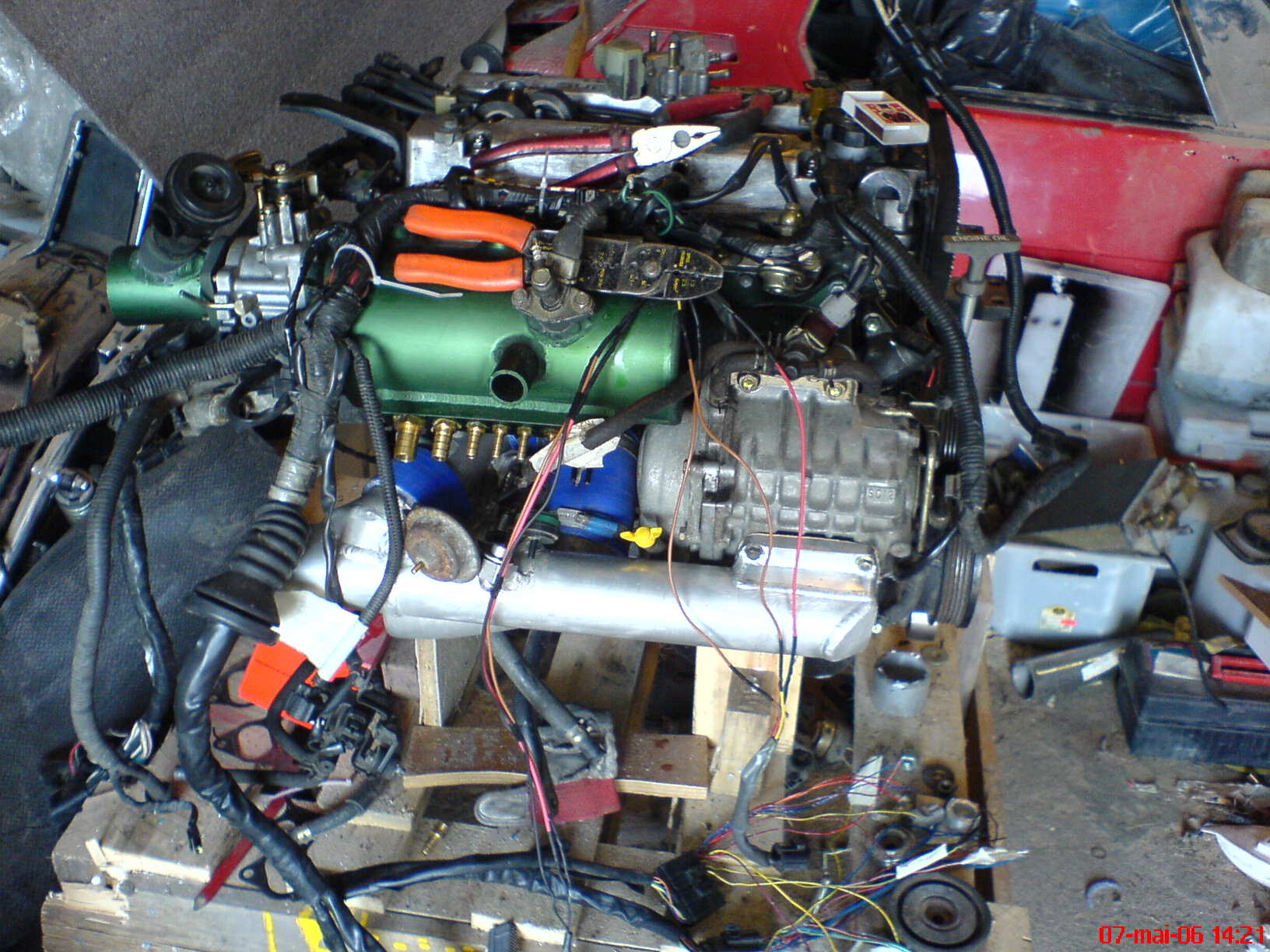 Gass spjellet helt inntil innsuget...<br />Og Toyota ledninger i fleng!!