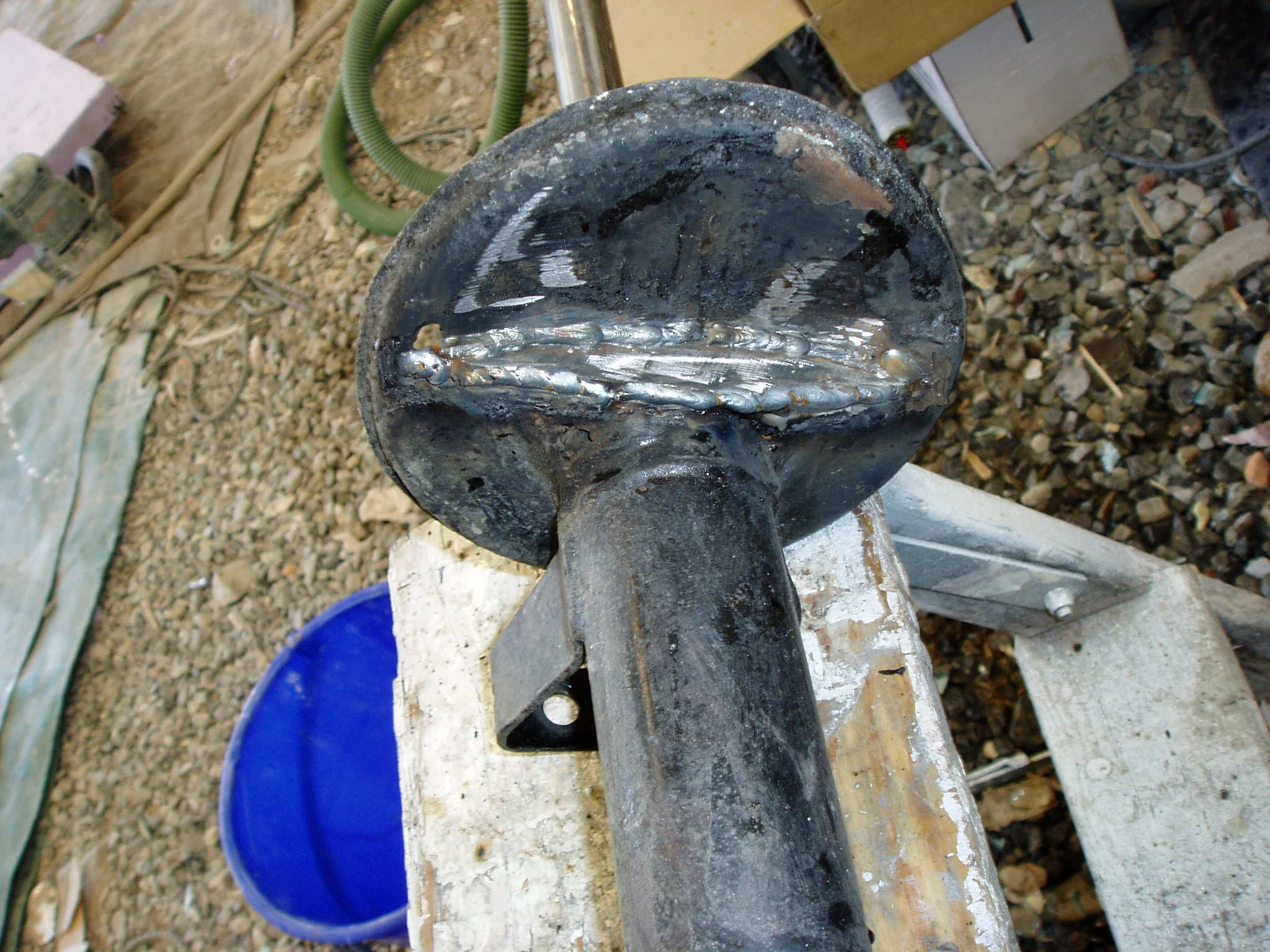 Et lite snitt, litt banking og en plate sveiset inn, uten at fjæren blir berørt. Litt tecktyl så ser det orginalt ut.