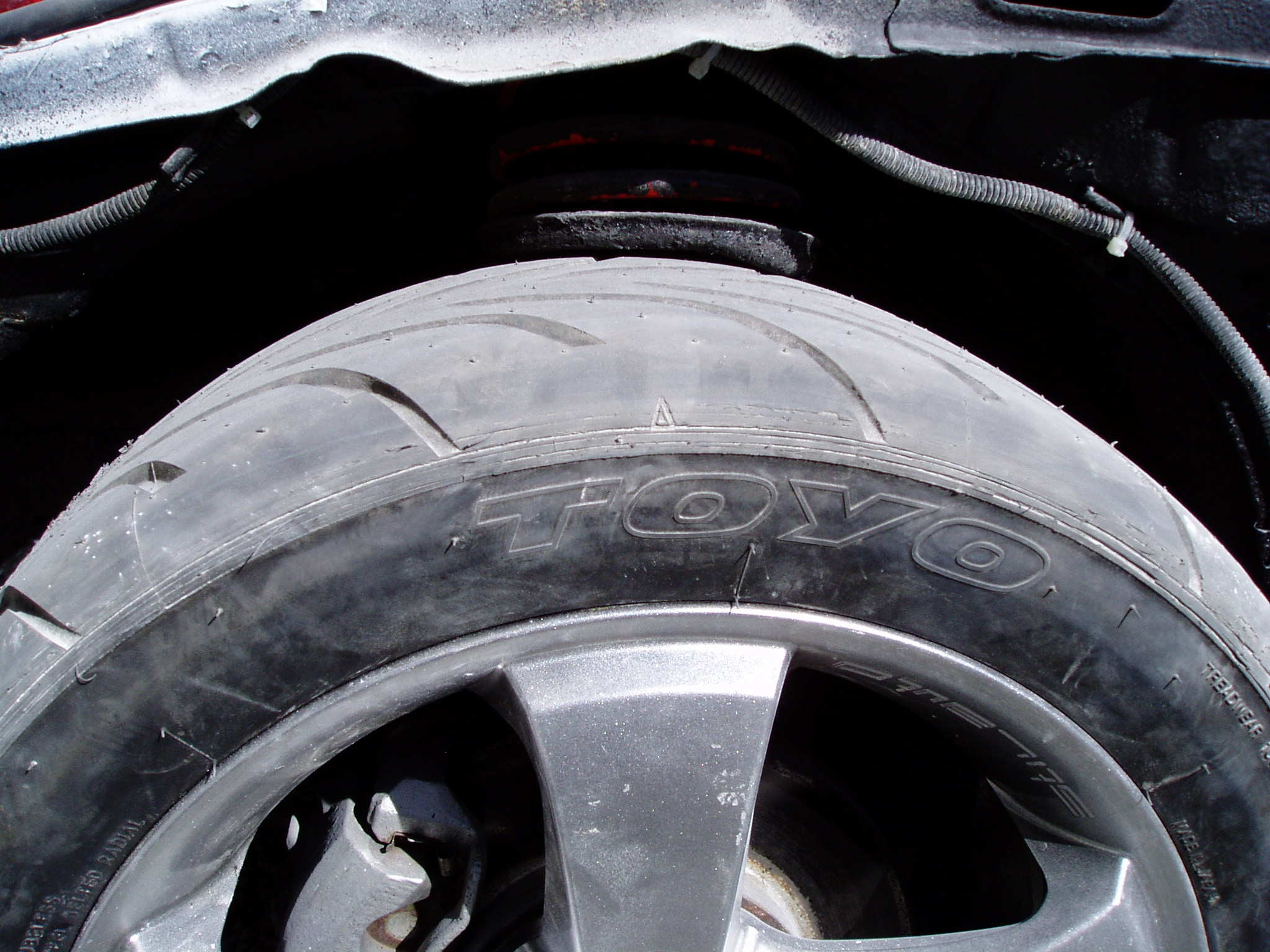 Ganske trangt mellom dekk og fjærskålen.