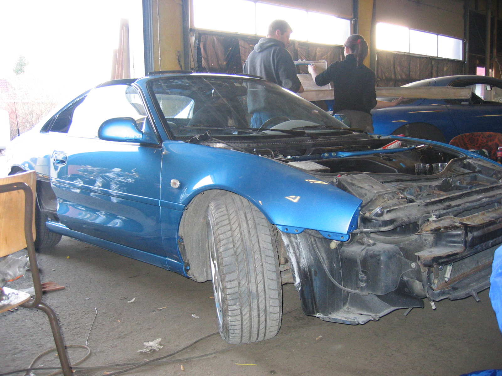 De nye skjørtene limes delvis på de gamle (med unntak av luftinntaket) så slik ser det ut så langt