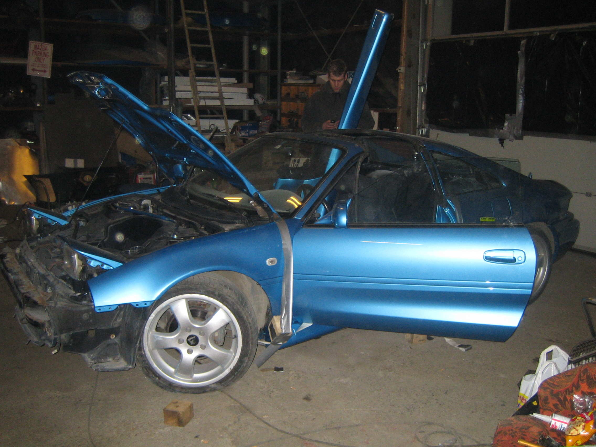 Bakfanger, bensinlokk, panser, lyktelokk og sideskjørt er på.
<br />Vi har gjort en liten vri med klosser og tape for å få strammet skjørtene nok til at de sitter uten at vi ødelegger de. Rune som dere ser er ivrig på flørtern på dette tidspunkt :p