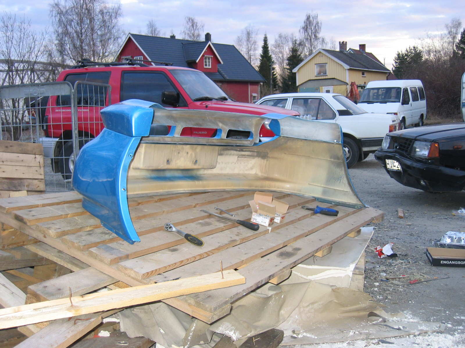 Original frontfanger og ny leppe skrus sammen, disse passet faktisk helt fint sammen fra start av