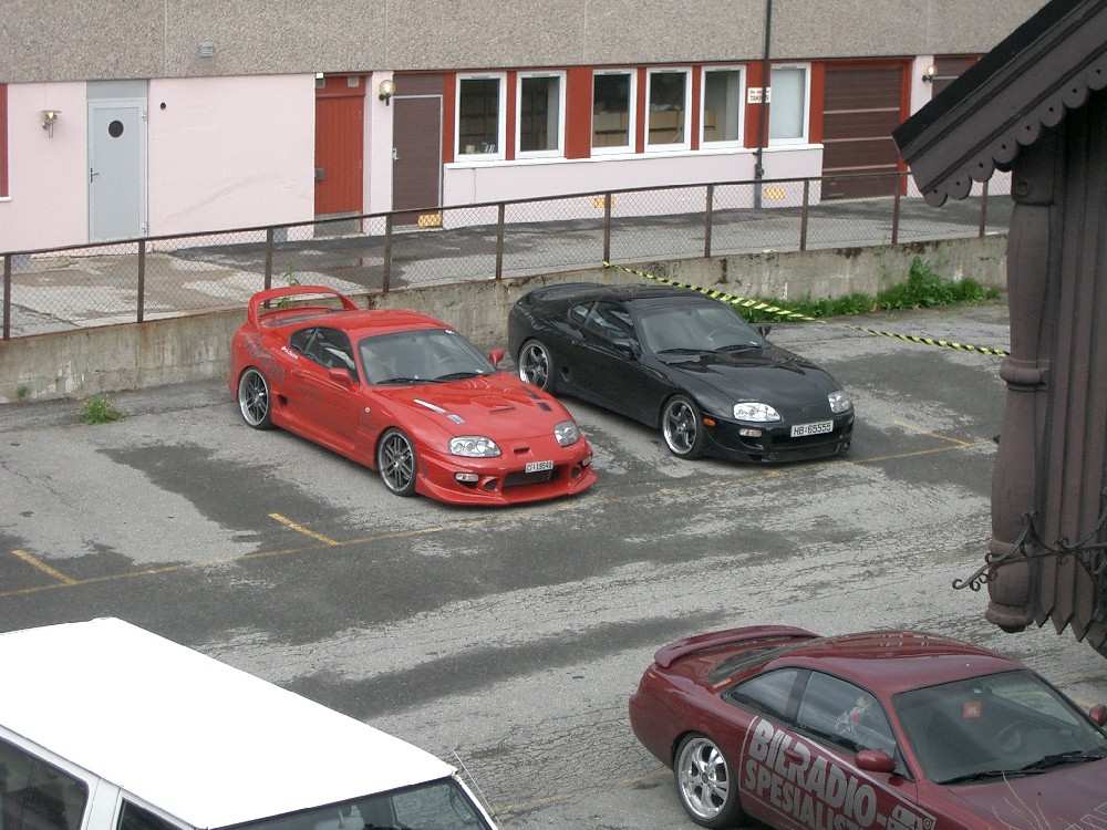 Utsikt fra hotell rommet....full kontroll over bila våre