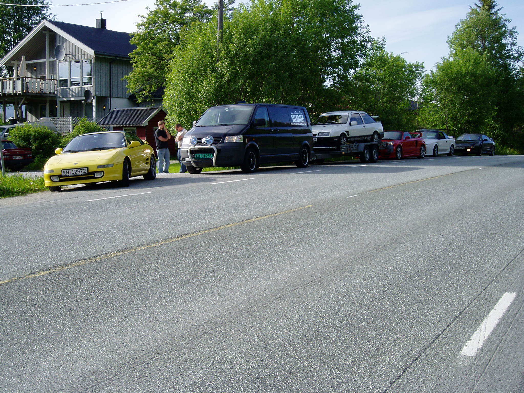 Alle bilene i kolonen hjem hadde en eller annen form for handicap etter hard banekjøring...men alle kom hjem.