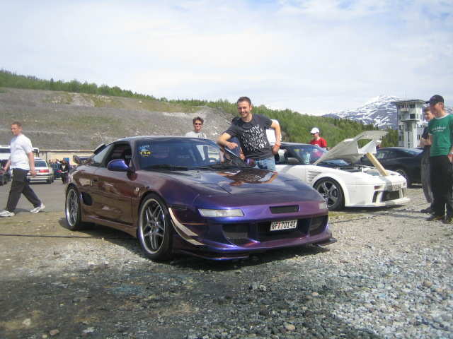 Etter litt smisking stilte Markus opp på bilde og