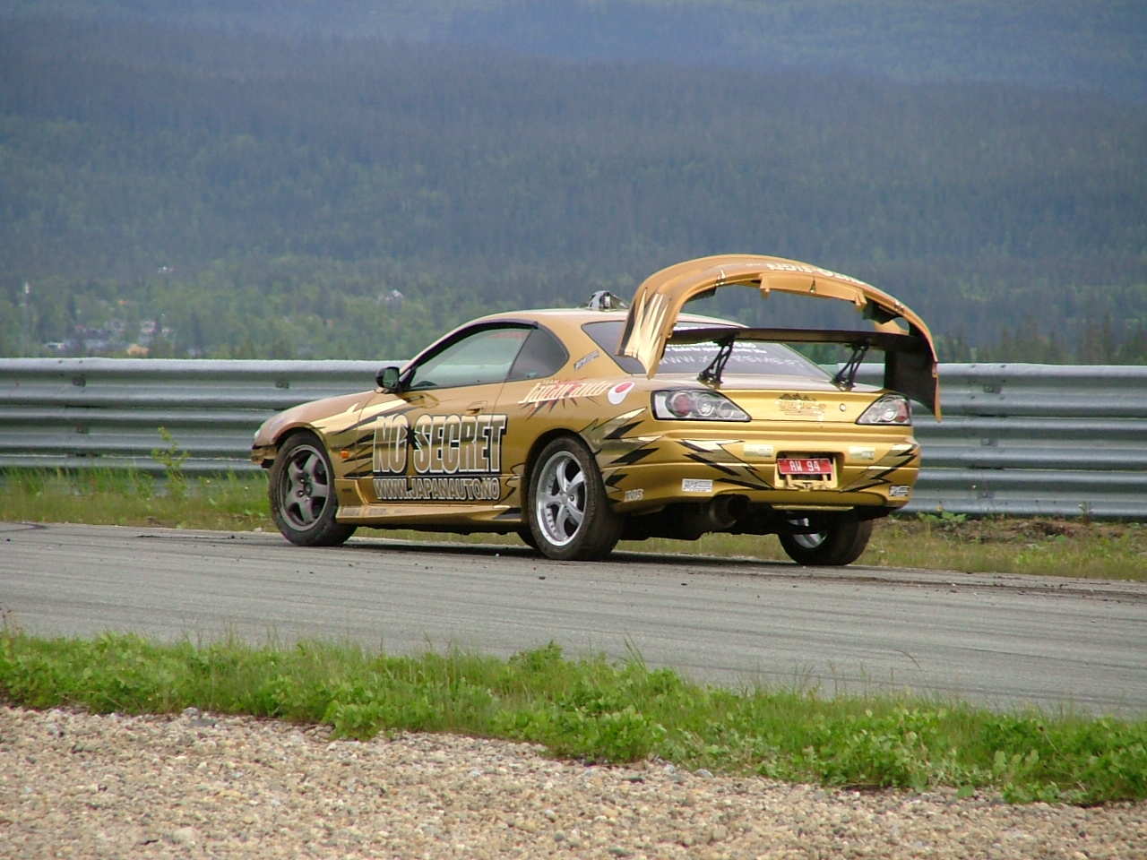 Han fant også ut at frontfangeren kunne bli en fin vinge, maks downforce...