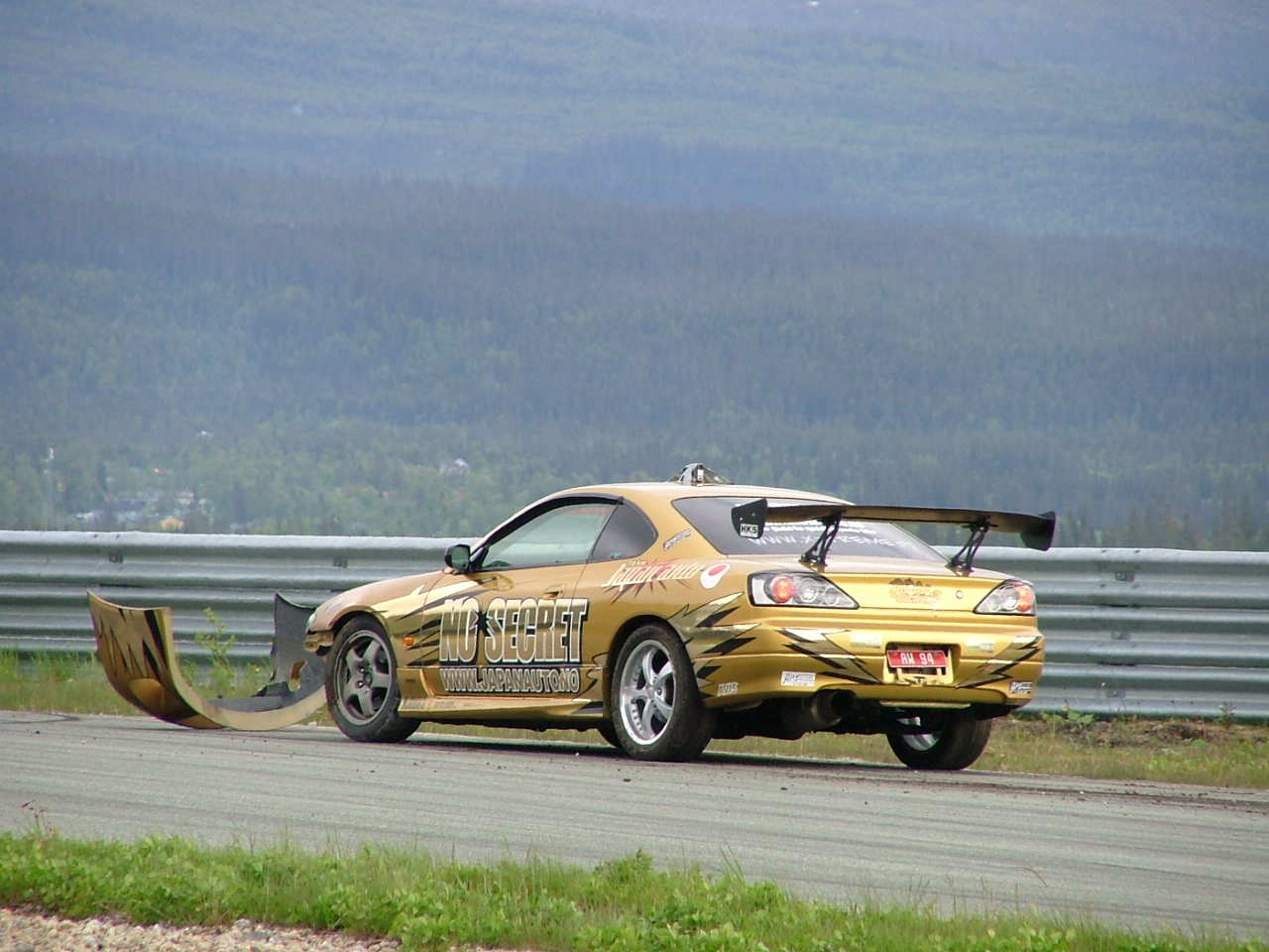 No Secret bilen fra JapanAuto ute å slår plenen med frontfangeren.. Ingen suksess