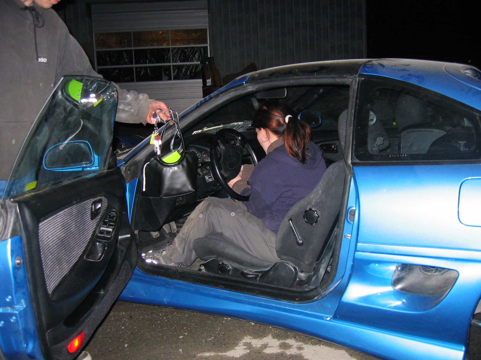 Rune: Pass på at du har med tlf og førerkort og alt nå da. Carina: vent litt da, ser du ikke at jeg driver og fikler her :)