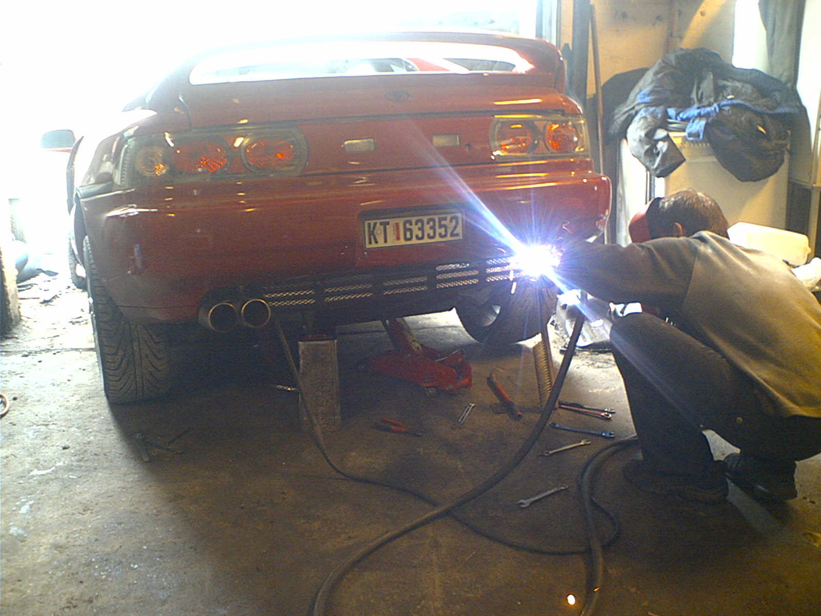 Sveiser på nye fester på eksos anlegget etter at de jeg hadde knakk da jeg kjørte ned i et hull i veien..